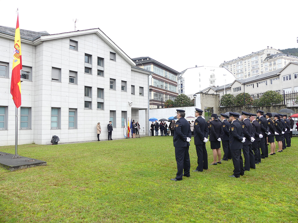 Policías Nacionales en formación durante el acto de izado de la Bandera en Viveiro. 